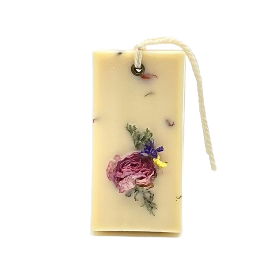 Botanical Wax Sachet featuring 1818 Farms Dried Flowers: Crisp Linen